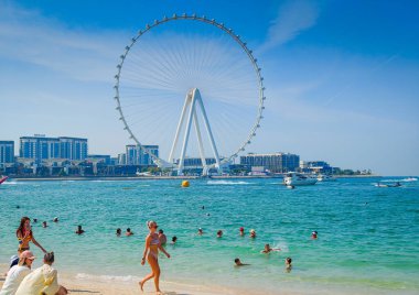 1203 2025 - Dubai, Birleşik Arap Emirlikleri. Dubai 'deki Bluewater Adası' nda arka planda JBR ve Ain Dubai dönme dolabı var. Panoramik fotoğraf