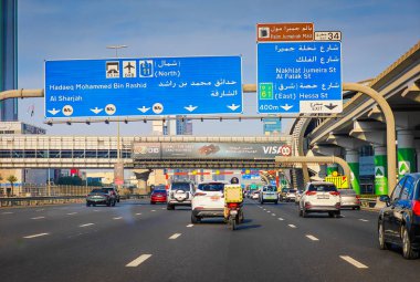 1203 2025 - Dubai, BAE. Arka planda trafik ve gökdelenlerle dolu Dubai otoyolu, modern şehir manzarası. Trafik arkaplanı