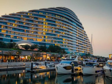 Jumeirah Marsa Al Arap plaj oteli, gün batımında Dubai 'de lüks bir tatil köyü. Aydınlatılmış otel manzarası