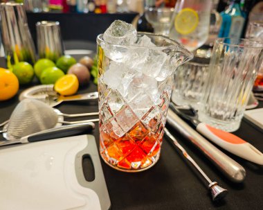 Karışım - profesyonel kokteyl sahnesi otlar, narenciyeler, bar malzemeleri, bardaklar ve içkilerle. Kokteyl hazırlama için mikoloji çalışma alanı