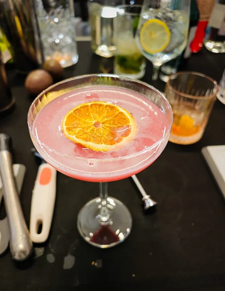 Karışım - profesyonel kokteyl sahnesi otlar, narenciyeler, bar malzemeleri, bardaklar ve içkilerle. Kokteyl hazırlama için mikoloji çalışma alanı