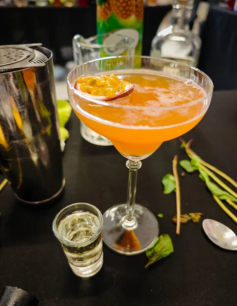 Karışım - profesyonel kokteyl sahnesi otlar, narenciyeler, bar malzemeleri, bardaklar ve içkilerle. Kokteyl hazırlama için mikoloji çalışma alanı