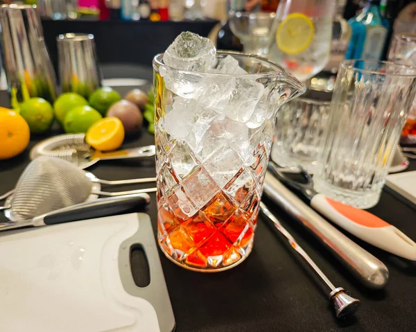 Karışım - profesyonel kokteyl sahnesi otlar, narenciyeler, bar malzemeleri, bardaklar ve içkilerle. Kokteyl hazırlama için mikoloji çalışma alanı