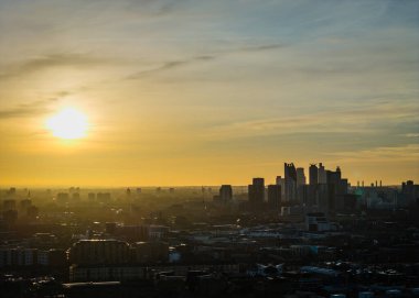Günbatımında Londra şehrinin ufuk çizgisi. Hava aracı görüntüsü. Panoramik arkaplan