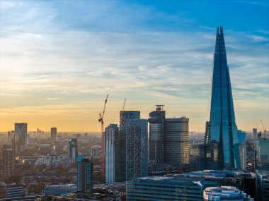 Londra 'daki Çömlek' in hava aracı görüntüsü. Gün batımında şehir panoramasının üzerinde yükselen ikonik gökdelen.