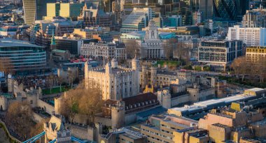 Londra Kulesi. Thames nehri ve Londra şehri arasında Londra kalesinin hava görüntüsü. Panoramik manzara