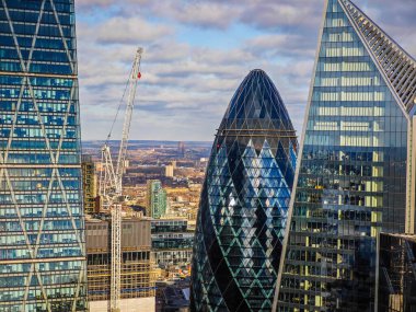 Gherkin ve Londra şehir silueti manzarası. Londra 'nın panoramik arka planının insansız hava aracı görüntüsü. İkonik gökdelenlerle gökyüzünü kapat