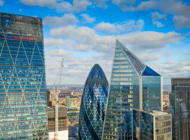 Gherkin ve Londra şehir silueti manzarası. Londra 'nın panoramik arka planının insansız hava aracı görüntüsü. İkonik gökdelenlerle gökyüzünü kapat