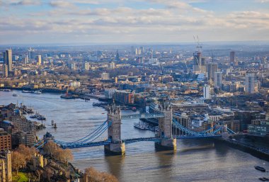 Tower Köprüsü. Hava aracı fotoğrafı. Gün batımında Londra Kule Köprüsü manzarasına yakın çekim