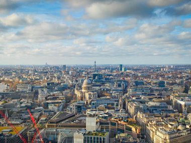 Londra şehrinin ufuk çizgisi manzarası. Londra 'nın panoramik arka planının insansız hava aracı görüntüsü. Gökdelenleri, Thames nehri ve tarihi simgeleri olan ikonik gökdelenler.