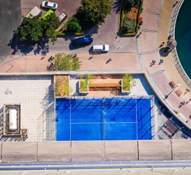 Padel mahkemesi yukarıdan. Gökdelenin balkonundan Padel tenis kortunun havadan görünüşü