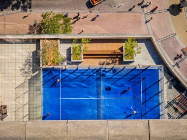 Padel mahkemesi yukarıdan. Gökdelenin balkonundan Padel tenis kortunun havadan görünüşü. Dubai Marina 'daki Padel Court.