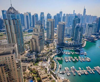 01 11 2026, Dubai, BAE. Dubai Marina 'da. Hava aracı fotoğrafçılığı modern gökdelenleri, deniz kenarını ve lüks şehir yaşam tarzını yakalıyor.