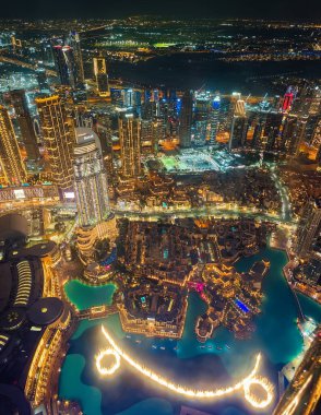 01 11 2026, Dubai, BAE. Dubai çeşmesi Dubai 'deki Business Bay' de Burj Khalifa 'nın yanında. Gece canlı yayında, gökdelenler aydınlandı.