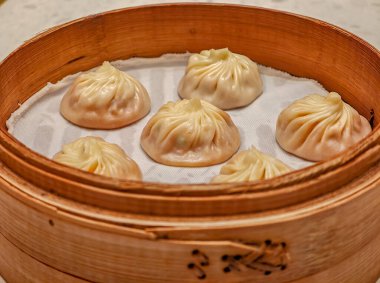 Xiao Long Bao - geleneksel Tayvan ve Chainese çorbası buğulama hamuru ahşap bir sandık buharlı sepetinde bir restoranda.