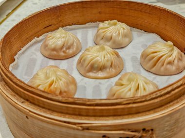 Xiao Long Bao - geleneksel Tayvan ve Chainese çorbası buğulama hamuru ahşap bir sandık buharlı sepetinde bir restoranda.