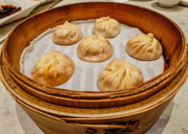 Xiao Long Bao - geleneksel Tayvan ve Chainese çorbası buğulama hamuru ahşap bir sandık buharlı sepetinde bir restoranda.