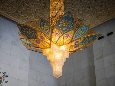 Lüks renkli Arap kristal avizesi, zarif ışıklandırma ve dekoratif detaylarla süslü Orta Doğu tasarımı.