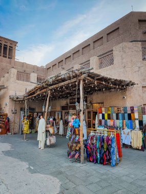 01 12 2026, Dubai, BAE. Dubai 'deki geleneksel Arap pazarı eski çarşı, canlı tezgahlar ve otantik Orta Doğu sokak atmosferi.