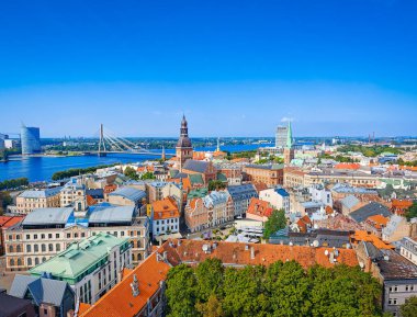 Riga eski kasabası. Hava aracı görüntüsü. Letonya başkentinin panoramik görünümü