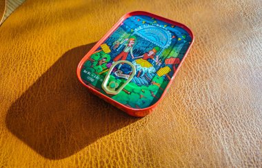 02 18 2026, Libson, Portekiz. Konserve sardalyalar. Yağlı biberli sardalyeli renkli teneke kutu. Konserve makarna, yakın plan fotoğraf. Sağlıklı yemek kavramı.