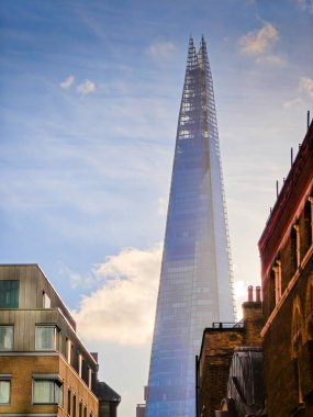 Londra 'daki Çömlek Parçası gökdelenlerin benzersiz açısı şehir panoramasının üzerinde yükseliyor. Dramatik Londra manzarası