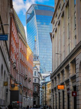 03 01 2026 - Londra, İngiltere. 20 Fenchurch Caddesi. Fotoğrafı kapat - Walkie Talkie ile geleneksel Londra caddesi Gökdelen ve Gökyüzü Bahçesi Terası