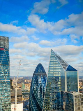 Gherkin ve Londra şehir silueti manzarası. Londra 'nın panoramik arka planının insansız hava aracı görüntüsü. İkonik gökdelenlerle gökyüzünü kapat