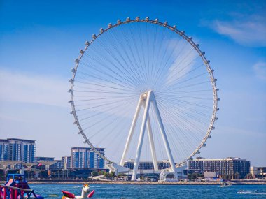 Dubai dönme dolabı Dubai 'deki Bluewaters Adası' nda JBR plajına yakın bir yerde.