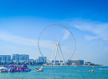 Dubai dönme dolabı Dubai 'deki Bluewaters Adası' nda JBR plajına yakın bir yerde.