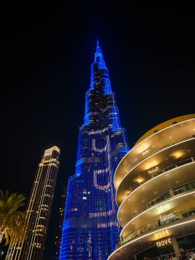 1207 2025 Dubai, BAE. Burj Halife gece kulesi. Işıklı, aydınlık gökdelenin yakın görüntüsü. En yüksek binanın panoramik görüntüsü