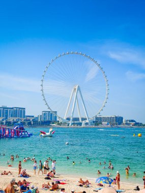 1203 2025 - Dubai, Birleşik Arap Emirlikleri. Dubai 'deki Bluewater Adası' nda arka planda JBR ve Ain Dubai dönme dolabı var. Panoramik fotoğraf