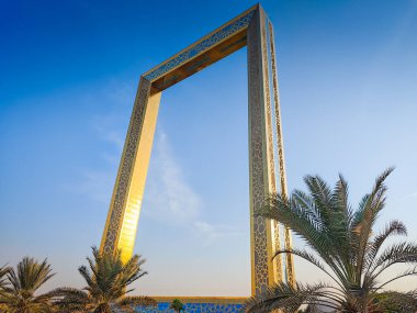 Dubai Çerçevesi. Dubai 'deki muhteşem mimari gökdelen binası, BAE. Dubai 'de en çok ziyaret edilen yerlerden biri.