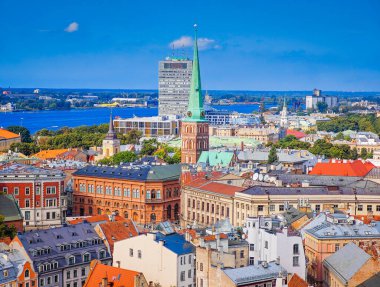 Riga eski kasabası. Hava aracı görüntüsü. Letonya başkentinin panoramik görünümü