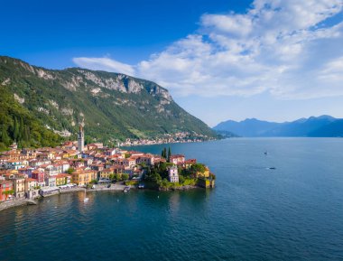 Varenna, Como Gölü. İtalya 'nın Lombardiya şehrinde pitoresk bir köy. Dağlarla çevrili renkli evleri olan güzel bir kasabanın panoramik hava aracı görüntüsü.