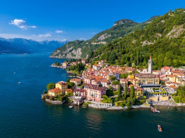 Varenna, Como Gölü. İtalya 'nın Lombardiya şehrinde pitoresk bir köy. Dağlarla çevrili renkli evleri olan güzel bir kasabanın panoramik hava aracı görüntüsü.