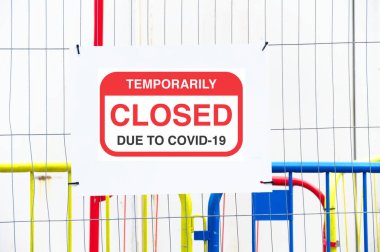 Coronavirus Covid-19 nedeniyle kapalı bina tabelası