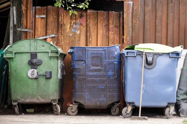 Recicle caixas de rodas azuis na fileira para coleta fora da casa — Fotografia de Stock