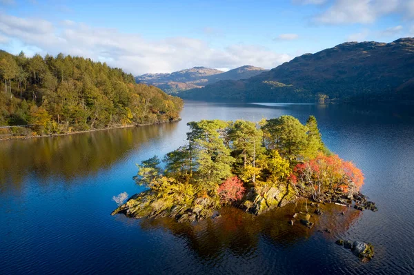 Vista aérea del lago Lomond en otoño durante la salida del sol cerca de Tarbet — Foto de Stock