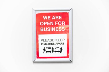 Coronavirus covid 19 kilitlendikten sonra dükkan tabelasına açık