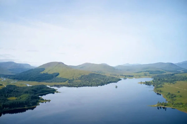 Mindfulness calma fondo bandera de vista aérea desde arriba loch al amanecer en Escocia — Foto de Stock