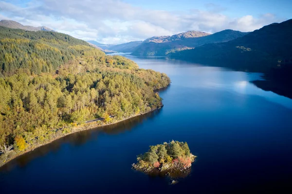 Tarbet yakınlarında güneş doğarken Lomond Gölü hava manzarası