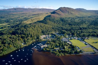 Lomond Gölü 'ndeki Balmaha İskoç köyünün hava manzarası.
