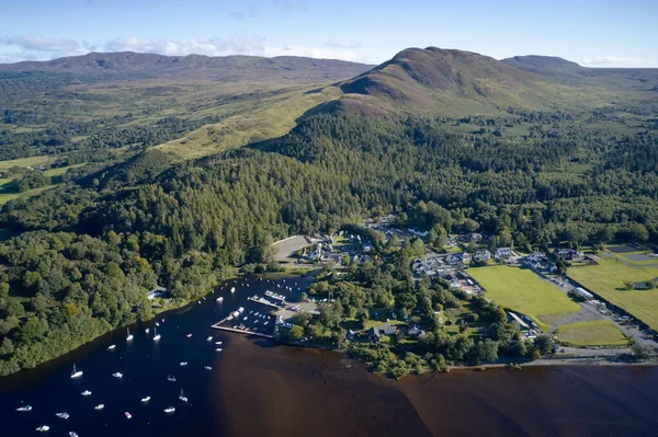 Vista aérea del pueblo escocés de Balmaha en Loch Lomond — Foto de Stock