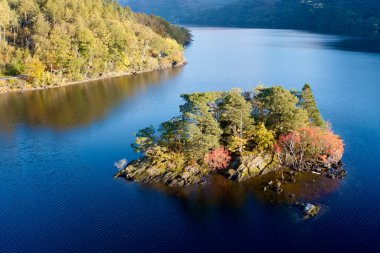 Tarbet yakınlarında güneş doğarken Lomond Gölü hava manzarası