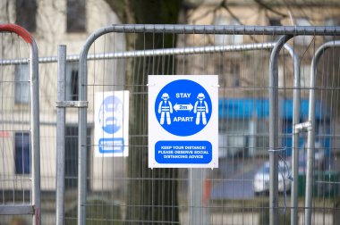 İnşaat alanı Covid-19 sağlık ve güvenlik işareti