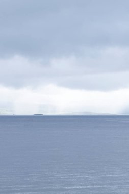 İskoçya 'nın Gourock Inverclyde sahilinde koyu gri gökyüzü fırtınası