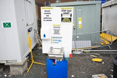 İnşaat alanı Covid-19 el yıkama istasyonu.