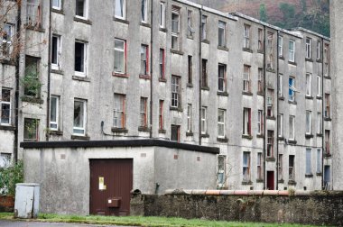 Port Glasgow 'da sosyal yardım sorunları olan fakir gecekondu mahallesindeki kimsesizler konağı.