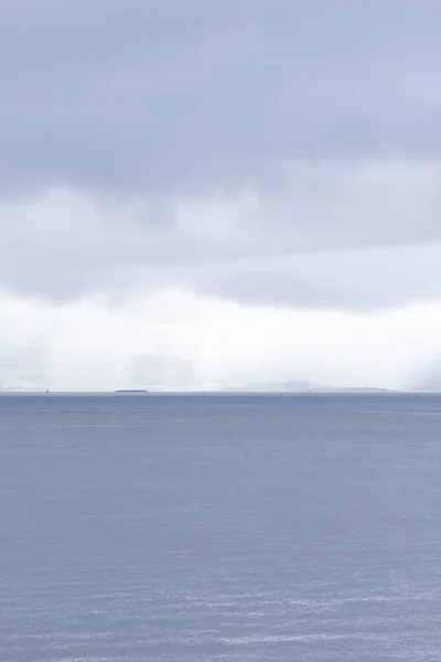 İskoçya 'nın Gourock Inverclyde sahilinde koyu gri gökyüzü fırtınası — Stok fotoğraf